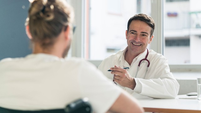 Ein Mann in einem Arztgespräch