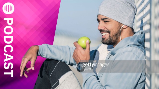 Man isst Apfel draußen