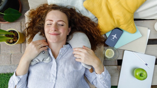 Junger Mann vor Bahn, hat seine Augen geschlossen und schaut gelassen. 