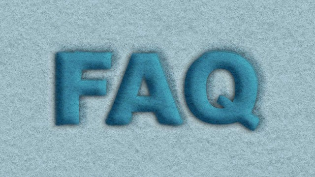 Auf blauem Stoff steht in etwas dunklerem blau FAQ.