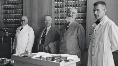 Robert Bosch in der Apotheke des gleichnamigen Krankenhauses, rechts Apotheker Meng