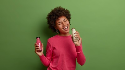 Frau hält Smoothies in den Händen