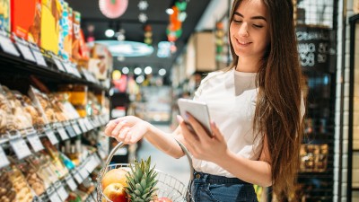 Frau kauft Lebensmittel ein