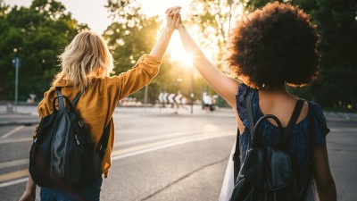 Zwei Frauen halten sich an den Händen