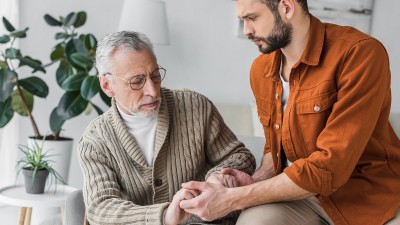 Sohn hält die Hände des Vaters