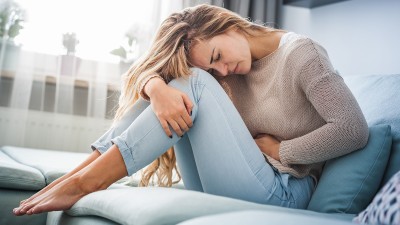 Frau leidet an Bauchschmerzen.