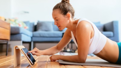 Frau beginnt Onlinetraining