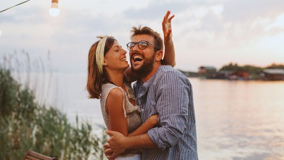 Verliebtes junges Paar flirten beim Sonnenuntergang