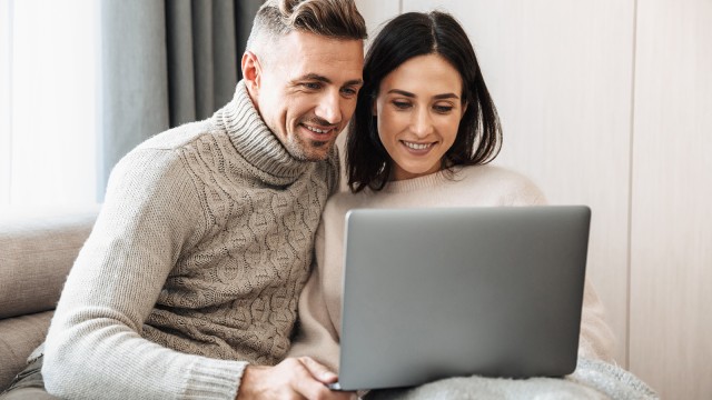Mann und Frau schauen zusammen in Laptop