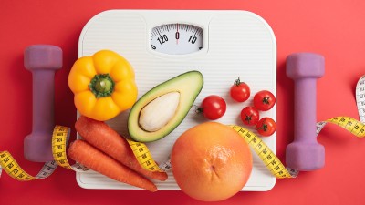 Waage mit gesundem Essen