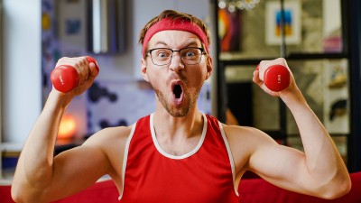 Mann mit Hanteln ist motiviert