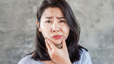 Junge Frau Gesichtslähmung