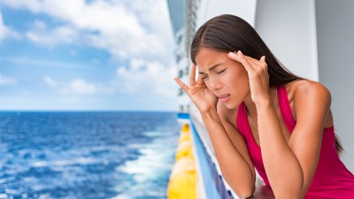 Eine Frau ist krank auf See