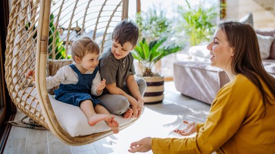 Eine junge Frau spielt mit zwei kleinen Kindern