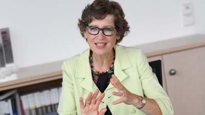 Vorständin Gertrud Prinzing, lächelnd, in blassgelbem Blazer