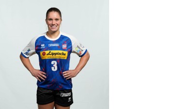 Ein Foto von Laura Rüffieux. Die junge Frau steht lächelnd und mit den Armen in die Hüften gelegt vor einem weißen Hintergrund. Sie trägt ihr Mannschaftstrikot in blau-weiß mit der Nummer 3 und dem Schriftzug „Lippische“ auf der Brust.