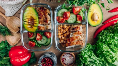 Vorgekochte Mahlzeiten in Behältern auf einem Holztisch