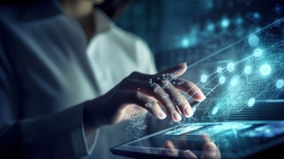 Eine Person in einem weißen Kittel im Hintergrund hält ein Tablet in den Händen. Aus diesem „fliegen“ die Informationen in die Luft und aus dem rechten Bildrand hinaus.