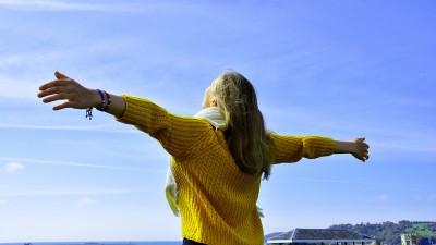 Menschen küssen sich auf die Wange