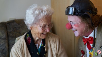 Clown mit Seniorin