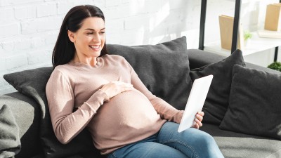 Schwangere Frau mit Tablet