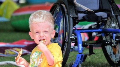 Philipp mit seinem Carbonrollstuhl