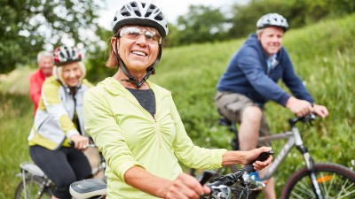 Familie mit Fahrrädern unterwegs