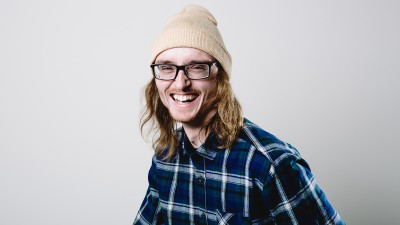 Lachender Mann mit Brille