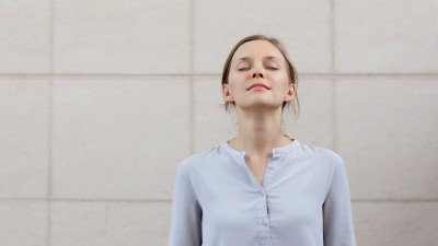 Frau mit geschlossenen Augen