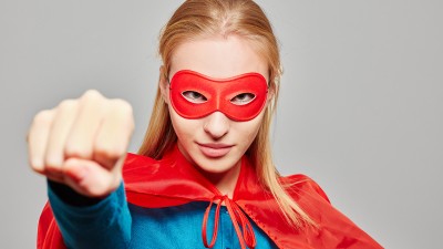 Frau in Superman-Kostüm