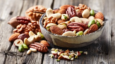 Verschiedene Nüsse in Schale