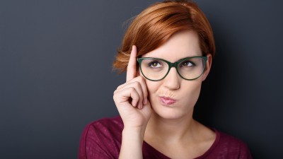 Lächelnde Frau mit Brille