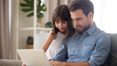 Vater und Tocher am Laptop