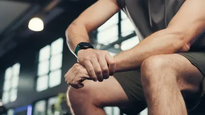 Ein Mann hält sich beim Sport das Handgelenk.