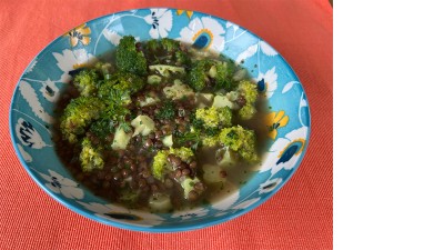 Blick auf einen Suppenteller mit Brokkolisuppe.