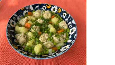 Blick auf einen Suppenteller mit Blumenkohlsuppe.