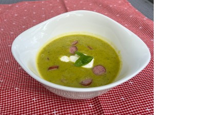 Blick auf einen Suppenteller mit Zucchinisuppe.