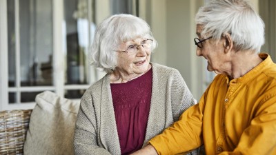 ältere Frau und älterer Mann unterhalten sich