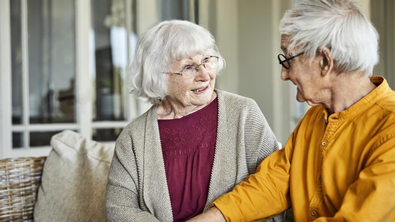 zwei ältere Personen reden