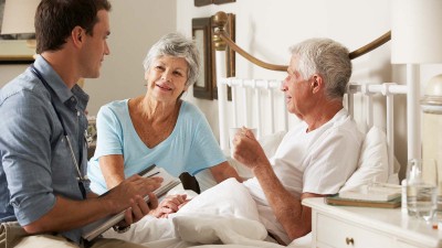 Arzt berät älteres Pärchen