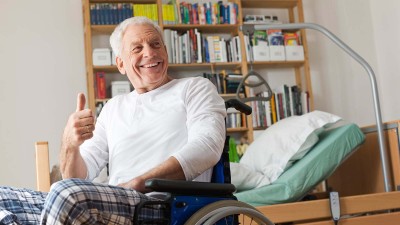 Mann im Rollstuhl