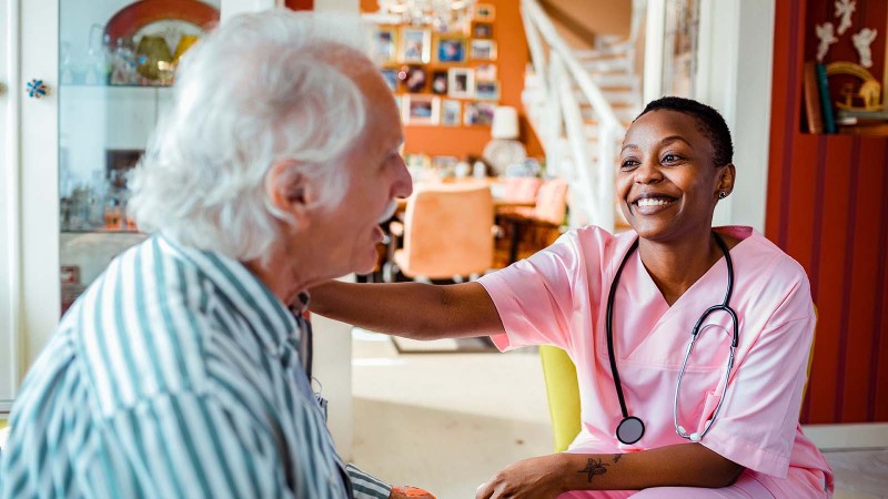 Pflegekraft mit älterem Mann