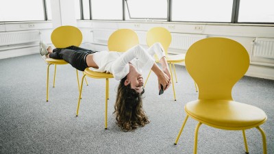 Frau kopfüber am Handy