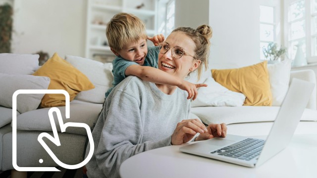 Frau und Kind vor Laptop