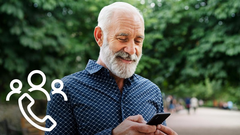 Mann tippt auf Handy