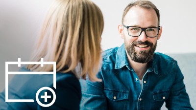 Zwei Personen, die sich unterhalten