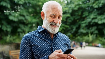 Mann tippt auf Smartphone