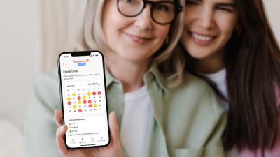 Mockup der Snorefox App. Im Hintergrund zwei Frauen.