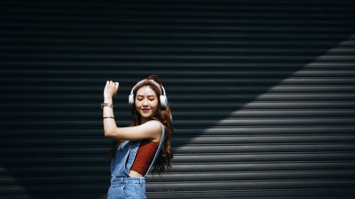Mädchen mit Kopfhörern