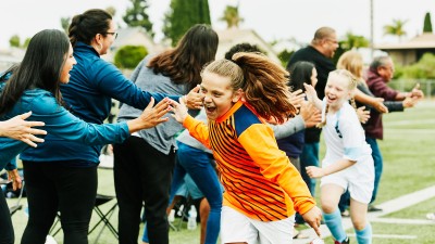 Fußballspielerinnen klatschen sich ab